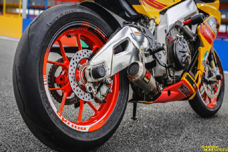 RSV4 là một trong những mẫu sportbike gọn gàng nhất trên thị trường ở thời điểm hiện tại. Xe có chiều dài 2.031 mm và trục cơ sở 1.420 mm.