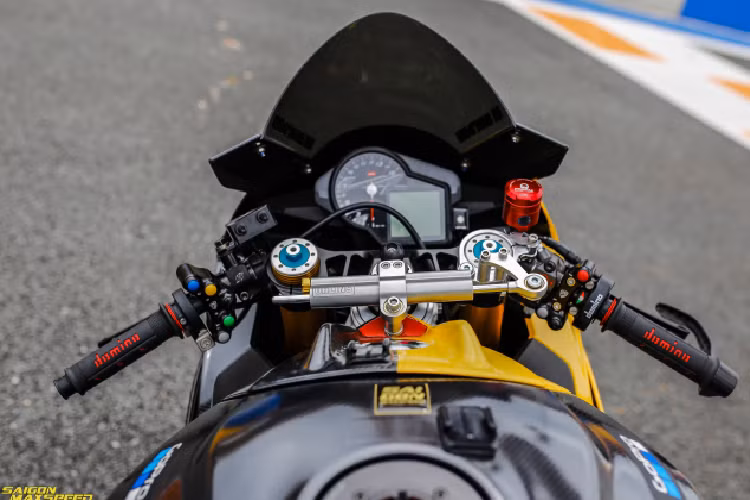 Tạo sự khác biệt và phong cách mới phù hợp với diện mạo đang sở hữu, bản độ được sơn mâm đỏ Sporty khá nổi khi kết hợp cùng màu áo vàng.