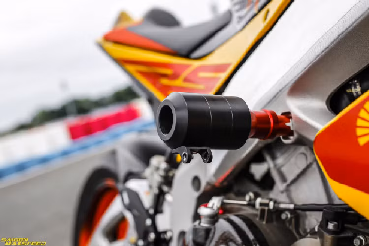 Cùm phanh Brembo Billet kết hợp cốc bình dầu CNC Racing, cùm côn dây GaleSpeed, càng bảo vệ tay lái Carbon, cùm tăng Domino 2 ống ga.