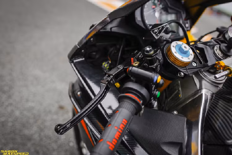 Dễ nhận thấy vật liệu Carbon bao chiếm hầu như thân chiếc xe, hiển thị trung tâm là bộ nắp xăng DRIVEN Racing Halo Base Aprilia RSV4.