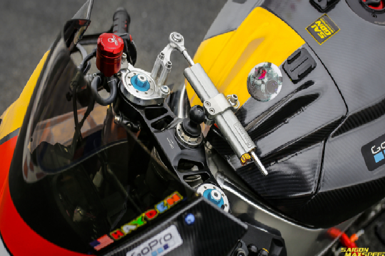 Tạo sự đối lập khá lôi cuốn khi bên trái chiếc xe được thay đổi họa tiết bề mặt Carbon thay vì màu vàng như bên phải, hệ thống đèn pha được giấu đi đem lại sự hưng phấn cao độ từ phong cách đường đua.