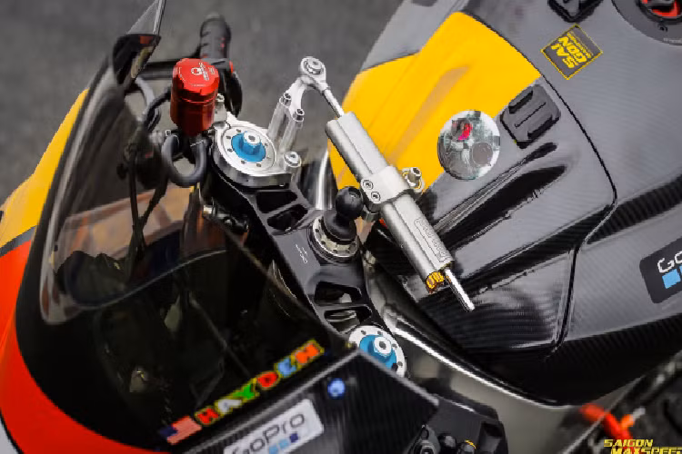 Tạo sự đối lập khá lôi cuốn khi bên trái chiếc xe được thay đổi họa tiết bề mặt Carbon thay vì màu vàng như bên phải, hệ thống đèn pha được giấu đi đem lại sự hưng phấn cao độ từ phong cách đường đua.