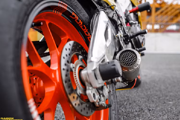 Là một mẫu superbike cao cấp, Aprilia RSV4 cũng được trang bị các phụ tùng cao cấp: phuộc trước Ohlins NIX30, phuộc sau Ohlins TTX36, cặp heo phanh trước Brembo M50 và heo sau Brembo 2 pis đối xứng. Ngoài ra bản độ còn được trang bị riêng dàn ống xả Akrapovic với thiết kế khá ngắn gọn nằm dưới gầm xe.