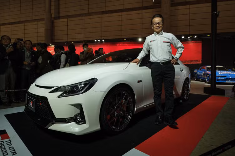 Về thiết kế, Mark X GRMN sở hữu ngoại hình sang trọng hút ánh nhìn. Thiết kế lưới tản nhiệt lục giác đen tuyền tương phản với màu ngoại thất xe. Đặc biệt, với mẫu sedan hoàn toàn mới này, khách hàng có thể đặt thêm tùy chọn mui xe bằng vật liệu nhựa gia cường carbon CFRP với giá 2.490 USD. Toyota cho biết mui xe mới này nhẹ hơn nguyên bản đến 10 kg.