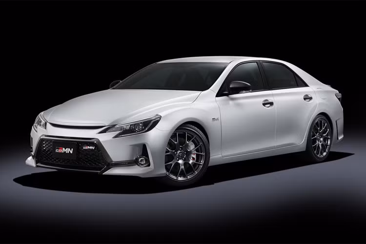 Trọng tâm của xe sedan thể thao Toyota Camry Mark X GRMN được hạ thấp hơn so với phiên bản cũ để mang đến cảm giác lái thể thao hơn.