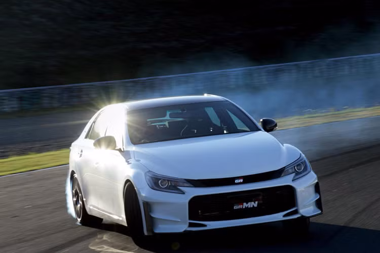 Sẽ chỉ có 350 chiếc Mark X GRMN được sản xuất và bán ra trên thị trường nội địa Nhật Bàn. Giá xe Toyota Camry Mark X GRMN 47.336 USD (khoảng 1,1 tỷ đồng).