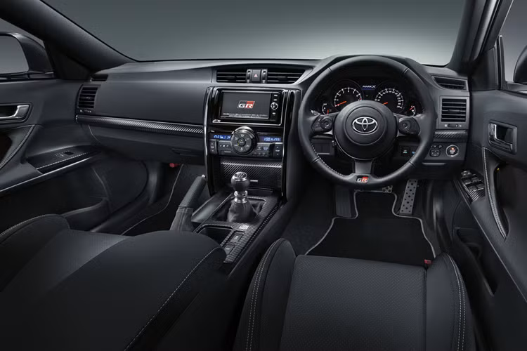 Bên trong ca-bin, xe sở hữu bộ ghế thể thao và vô-lăng được bọc da với logo GR.