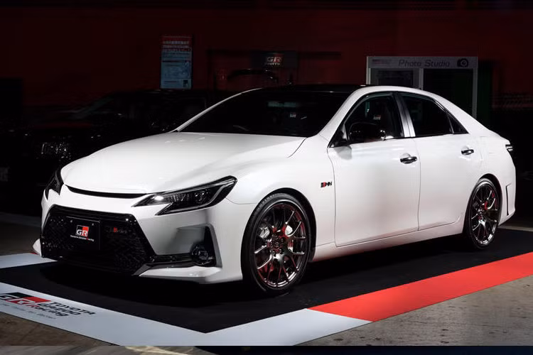 Tại triển lãm Tokyo Auto Salon 2019 đang diễn ra Toyota gây bất ngờ khi mang trở lại mẫu sedan thể thao Mark X GRMN sau hơn 4 năm vắng bóng. Toyota Camry Mark X GRMN thế hệ mới có nhiều thay đổi đáng kể về ngoại thất cũng như trang bị hiện đại trên xe.