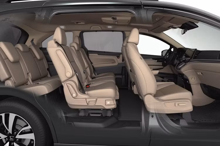 Qua 5 thế hệ, Odyssey cũng là chiếc minivan đầu tiên sở hữu các tính năng như hàng ghế thứ ba gập gọn xuống sàn, máy hút bụi tích hợp trên xe (HondaVac) và hệ thống giám sát trẻ em trong xe (Cabin Watch).