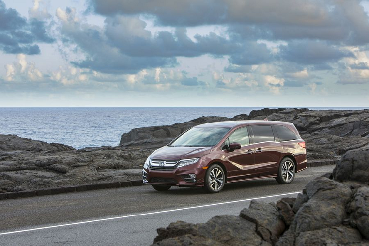 Phiên bản kỷ niệm 25 năm mang tới cho Honda Odyssey 2020 các điểm nhấn mạ crôm quanh thân xe, những huy hiệu đặc biệt 25th Anniversary, giá nóc mạ crôm, bánh xe 19 inch thể thao hơn, bệ cửa chiếu sáng logo 25th Anniversary cùng chìa khóa 25th Anniversary.