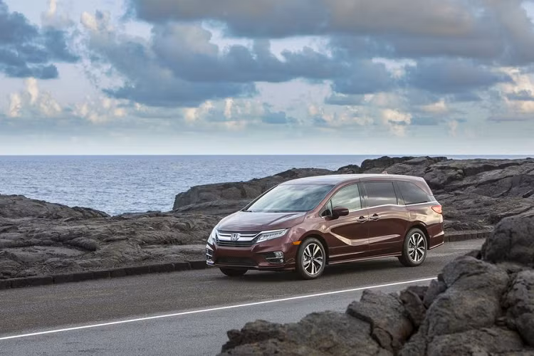 Phiên bản kỷ niệm 25 năm mang tới cho Honda Odyssey 2020 các điểm nhấn mạ crôm quanh thân xe, những huy hiệu đặc biệt 25th Anniversary, giá nóc mạ crôm, bánh xe 19 inch thể thao hơn, bệ cửa chiếu sáng logo 25th Anniversary cùng chìa khóa 25th Anniversary.