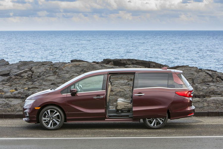 Giá xe Honda Odyssey 2020 bán ra khởi điểm từ 30.690 USD (tương đương 713,7 triệu đồng) đối với LX cấp thấp nhất, gói nâng cấp 25th Anniversary có giá 1.500 USD (khoảng 34,8 triệu đồng) hoặc 2.800 USD (khoảng 65,1 triệu đồng) nếu bạn muốn có cả bánh xe 19 inch mới.