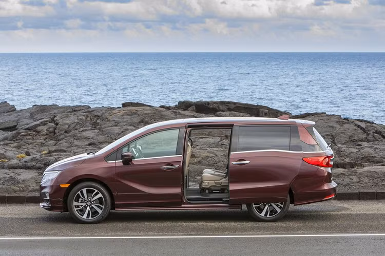Giá xe Honda Odyssey 2020 bán ra khởi điểm từ 30.690 USD (tương đương 713,7 triệu đồng) đối với LX cấp thấp nhất, gói nâng cấp 25th Anniversary có giá 1.500 USD (khoảng 34,8 triệu đồng) hoặc 2.800 USD (khoảng 65,1 triệu đồng) nếu bạn muốn có cả bánh xe 19 inch mới.