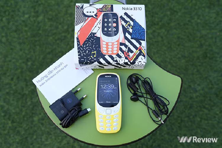 Nokia 3310 của năm 2017 có thiết kế mới mẻ hơn, nhiều màu sắc hơn, bắt mắt hơn. Các góc máy được bo tròn nhiều, màn hình kích thước lớn và quan trọng hơn cả là sau chừng ấy năm, Nokia cuối cùng cũng đã... trang bị màn hình màu cho điện thoại Nokia 3310 mới. 