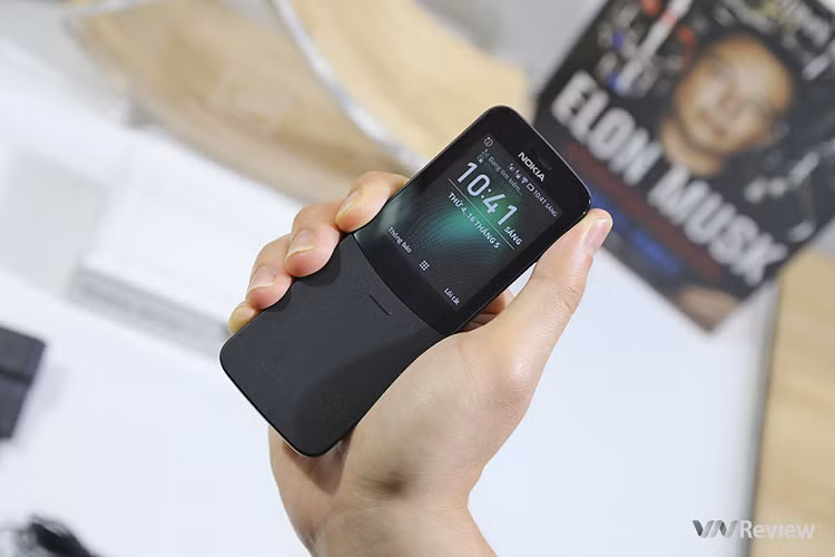 Về thiết kế, Nokia 8110 4G không giống "y xì đúc" với phiên bản đàn anh ra mắt năm 1996 mà thanh thoát hơn, hiện đại hơn, nhưng thân hình cong cong như trái chuối và phần nắp trượt từng khiến chúng ta "phát sốt" trong bộ phim Ma Trận.