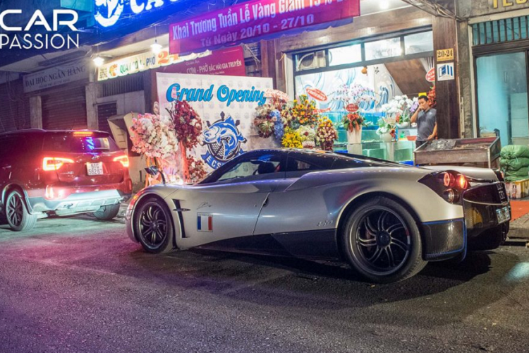 Pagani Huayra sở hữu động cơ V12 tăng áp kép, dung tích 6.0 lít. Động cơ này sản sinh 720 mã lực và 1.000 Nm mô-men xoắn, sức mạnh của động cơ được truyền đến bánh sau thông qua hộp số tuần tự 7 cấp. Theo Pagani, việc sử dụng hộp số tuần tự ly hợp đơn cho phép hãng giảm được đến 70kg, giúp chiếc xe đạt trọng lượng chỉ 1.350 kg.