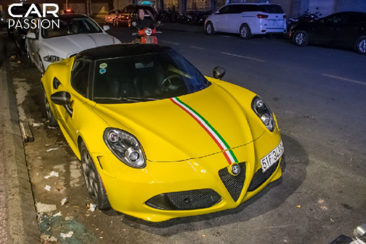 Ngoài chiếc Pagani Huayra, lần họp mặt này còn có sự xuất hiện của một chiếc xe độc đáo khác, đó chính là chiếc Alfa Romeo 4c Launch Edition. Tại Việt Nam, có lẽ thương hiệu Alfa Romeo phần nào vẫn còn khá xa lạ với số đông, vì vậy mà số lượng xe cũng như các dòng xe của thương hiệu xe lâu đời đến từ Ý này vẫn còn khá ít xuất hiện.