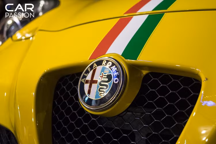 Ra mắt tại triễn lãm Geneva Motorshow vào năm 2013, Alfa Romeo 4C để lại ấn tượng sâu sắc trong mắt giới mộ điệu với kiểu dáng thiết kế lạ mắt, trọng lượng xe vô cùng nhẹ và sở hữu một sức mạnh đáng kinh ngạc.