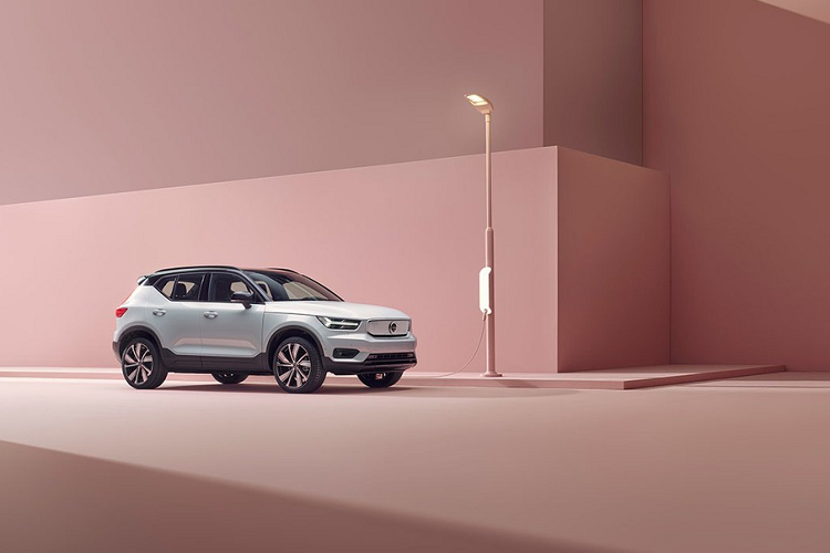 Ngoài ra, cổng sạc điện được thiết kế ở ngay phía trên hốc bánh sau bên trái đối với xe tay lái thuận (chưa rõ xe tay lái nghịch thì Volvo có bố trí cổng sạc ở bên phải hay không).