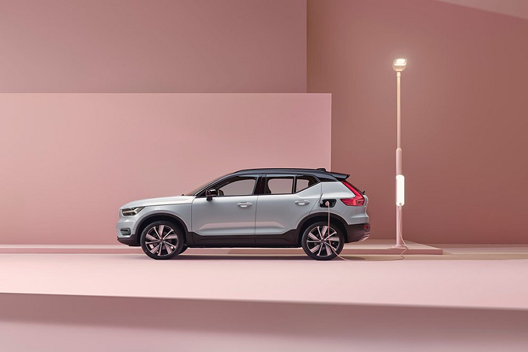 Hãng cho biết chiếc Volvo XC40 Recharge chạy điện là mọi thứ mà khách hàng mong muốn từ một chiếc Volvo, từ đặc trưng thiết kế, công nghệ an toàn tiên tiến… và nay đã có thêm hệ động lực thuần điện cho phép chiếc xe đi được hơn 400km mỗi lần sạc (theo chuẩn WLTP).
