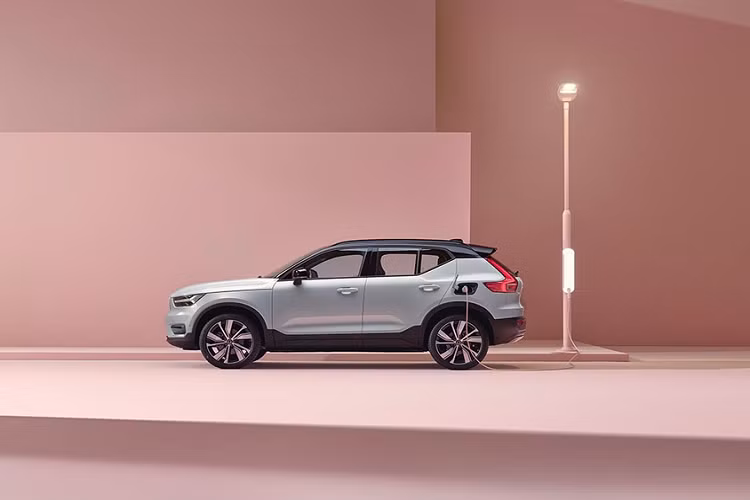 Hãng cho biết chiếc Volvo XC40 Recharge chạy điện là mọi thứ mà khách hàng mong muốn từ một chiếc Volvo, từ đặc trưng thiết kế, công nghệ an toàn tiên tiến… và nay đã có thêm hệ động lực thuần điện cho phép chiếc xe đi được hơn 400km mỗi lần sạc (theo chuẩn WLTP).