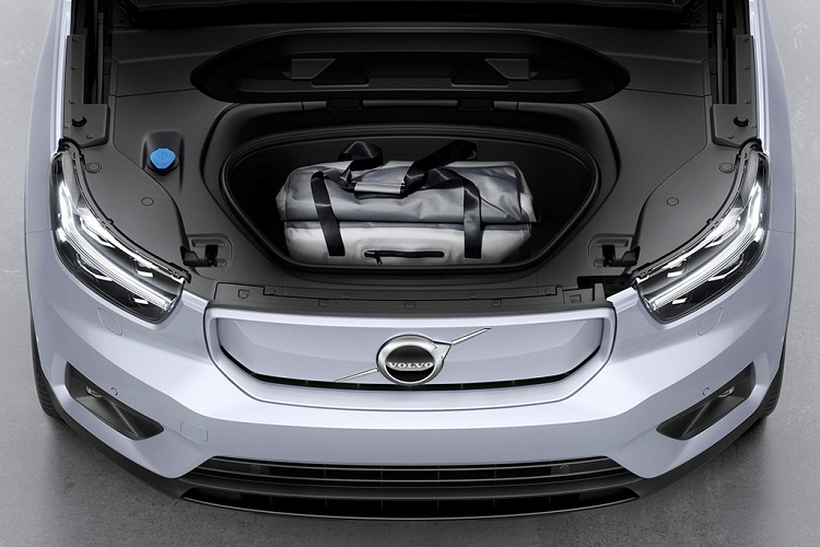 Trong khi chiếc XC40 hiện thời vốn cũng đã được Volvo xây dựng với những tiêu chuẩn an toàn xuất sắc, thì đội ngũ kỹ sư an toàn ở Volvo Cars đã phải thiết kế lại toàn bộ cho một chiếc XC40 hoàn toàn chạy điện, thiết kế lại cấu trúc phía trước để thích ứng với việc thiếu vắng đi một động cơ đốt trong.