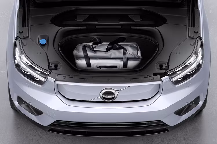 Trong khi chiếc XC40 hiện thời vốn cũng đã được Volvo xây dựng với những tiêu chuẩn an toàn xuất sắc, thì đội ngũ kỹ sư an toàn ở Volvo Cars đã phải thiết kế lại toàn bộ cho một chiếc XC40 hoàn toàn chạy điện, thiết kế lại cấu trúc phía trước để thích ứng với việc thiếu vắng đi một động cơ đốt trong.