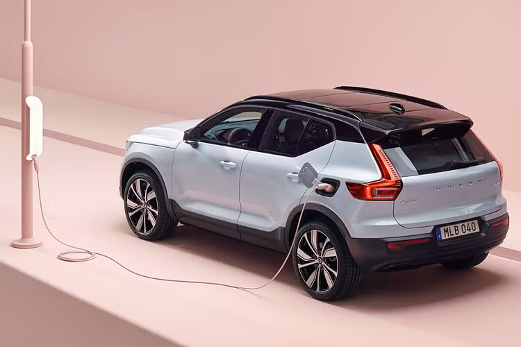 Được phát triển, hoàn thiện dựa trên mẫu xe SUV Volvo XC40 2019 dùng động cơ đốt trong đang bán ra trên thế giới, SUV thuần điện XC40 Recharge có thiết kế bên ngoài không khác nhiều, chủ yếu là phần lưới tản nhiệt đầu xe trên bản máy xăng nay đã được phủ kín trên bản chạy điện - cách làm như nhiều mẫu xe thuần điện khác.