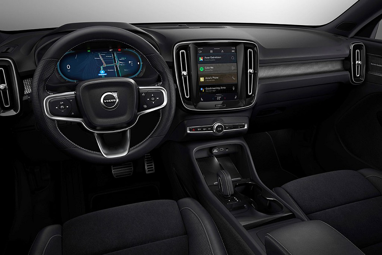 Trong khi chiếc XC40 hiện thời vốn cũng đã được Volvo xây dựng với những tiêu chuẩn an toàn xuất sắc, thì đội ngũ kỹ sư an toàn ở Volvo Cars đã phải thiết kế lại toàn bộ cho một chiếc XC40 hoàn toàn chạy điện, thiết kế lại cấu trúc phía trước để thích ứng với việc thiếu vắng đi một động cơ đốt trong.