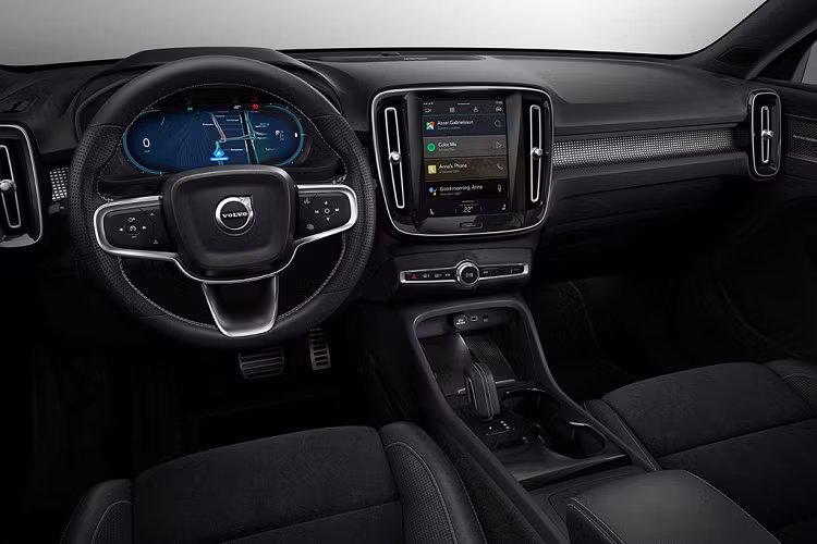 Trong khi chiếc XC40 hiện thời vốn cũng đã được Volvo xây dựng với những tiêu chuẩn an toàn xuất sắc, thì đội ngũ kỹ sư an toàn ở Volvo Cars đã phải thiết kế lại toàn bộ cho một chiếc XC40 hoàn toàn chạy điện, thiết kế lại cấu trúc phía trước để thích ứng với việc thiếu vắng đi một động cơ đốt trong.