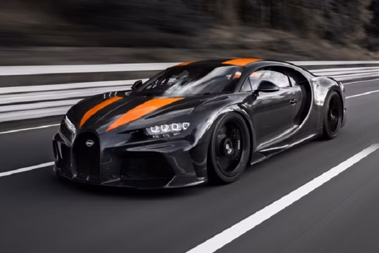 Giới hạn chỉ 30 chiếc trên toàn thế giới, Chiron Super Sport 300+ đặc biệt có giá khởi điểm từ 3,9 triệu USD. Và như thuường lệ, với những siêu xe bản giới hạn đó, tất cả đều đã được bán hết. Tuy nhiên, nếu như bạn đã lỡ mất cơ hội mua một chiếc trong số đó, bạn có thể hoàn toàn tìm kiếm những suất mua xe được bán lại và gần đây nhất, đã có một suất được rao bán với giá hơn 5,2 triệu USD.