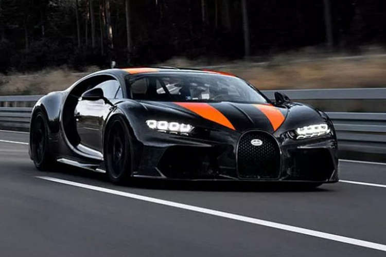 Ngay sau khi Bugatti vượt qua được vận tốc tối đa 483 km/h với chiếc xe được điều chỉnh từ nguyên mẫu Chiron, họ đã tuyên bố chạy sản xuất giới hạn của chiếc siêu xe Bugatti Chiron Super Sport 300+ này.