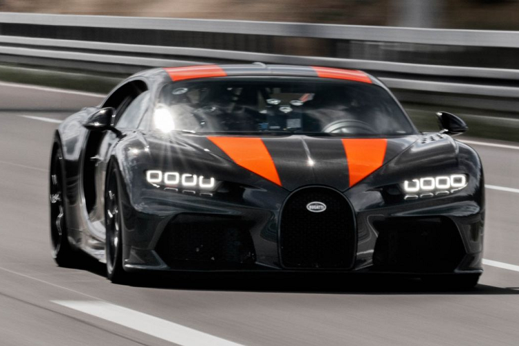 Đại lý bán xe đã qua sử dụng này cũng đã quảng cáo một số chiếc siêu xe đắt giá khác trong gian hàng của mình, bao gồm một cặp LaFerrari, một chiếc Ford GT mới và Lamborghini Aventador SVJ. Đại lý này tuyên bố, những siêu xe này sẽ được bán từ ngày 30 tháng 11 năm nay. Theo chúng tôi, đây là thời điểm thích hợp để những vị khách tiềm năng có thể “tự thưởng” cho mình những món quà giáng sinh xứng đáng.