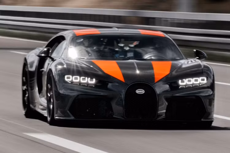 Đại lý bán xe đã qua sử dụng này cũng đã quảng cáo một số chiếc siêu xe đắt giá khác trong gian hàng của mình, bao gồm một cặp LaFerrari, một chiếc Ford GT mới và Lamborghini Aventador SVJ. Đại lý này tuyên bố, những siêu xe này sẽ được bán từ ngày 30 tháng 11 năm nay. Theo chúng tôi, đây là thời điểm thích hợp để những vị khách tiềm năng có thể “tự thưởng” cho mình những món quà giáng sinh xứng đáng.