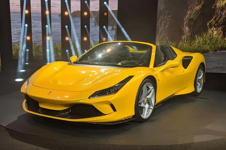 Tuy nhiên, những khách hàng này hiện vẫn chưa nhận được giá xe Ferrari F8 Spider tại thị trường Mỹ. Tại Châu Âu, xe có giá từ 236.000 Euro, tương đương khoảng 261.897 USD.
