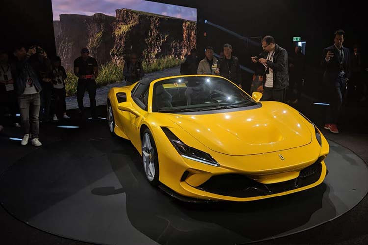 Tại sự kiện đặc biệt này, hãng siêu xe Ý đã mang đến chiếc Ferrari F8 Spider mới màu vàng truyền thống (Giallo Modena) với mâm xe màu bạc, nhằm ra mắt những khách hàng thân thiết và tiềm năng nhất của mình.