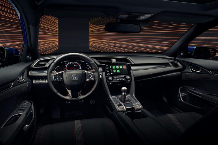 Về thiết kế ngoại thất, mẫu xe sedan Honda Civic Sport Line mang hơi hướng thể thao tột độ với tạo hình sắc nét và cá tính. Bộ body-kit mới bao gồm những tinh chỉnh như bộ khuếch tán gió sau, cản trước/sau, cánh gió sau cốp, đèn pha Full-Led, màu sơn ngoại thất xanh dương với tên gọi Obsidian Blue, mâm xe 17 inch 5 chấu kép sơn đen...