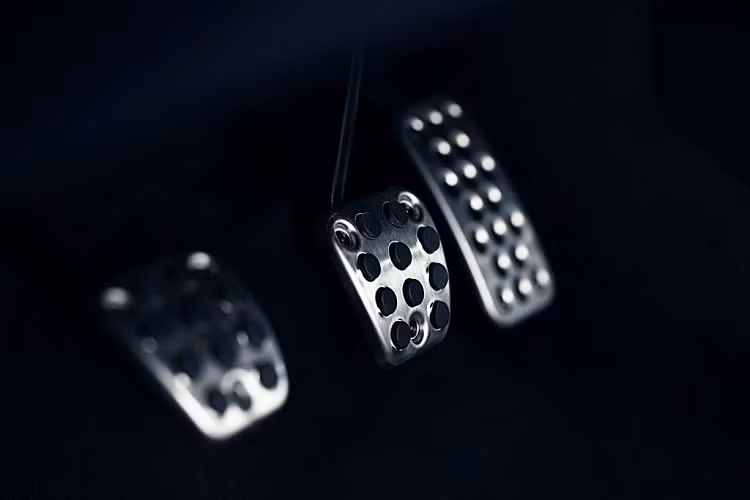 Theo đó, xe vẫn sử dụng động cơ 3 xy-lanh 1.0L tăng áp cho ra công suất tối đa 124 mã lực và 200 Nm mô-men xoắn cực đại.