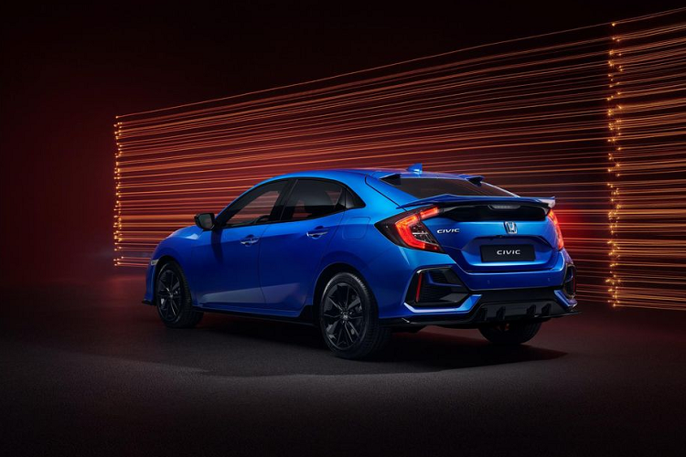 Không gian cabin của Honda Civic Sport Line cũng mang nhiều sự khác biệt với phiên bản tiêu chuẩn như bộ ghế da thêu chỉ đỏ tương phản, ốp nhiều chi tiết bằng nhôm như bàn đạp ga/phanh, hệ thống giải trí Honda Connect cùng kết nối điện thoại thông minh, camera sau tương tự bản EX.