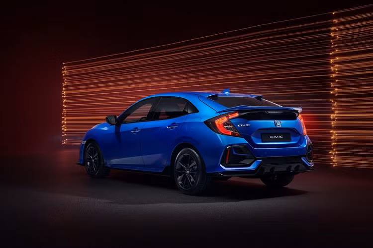 Không gian cabin của Honda Civic Sport Line cũng mang nhiều sự khác biệt với phiên bản tiêu chuẩn như bộ ghế da thêu chỉ đỏ tương phản, ốp nhiều chi tiết bằng nhôm như bàn đạp ga/phanh, hệ thống giải trí Honda Connect cùng kết nối điện thoại thông minh, camera sau tương tự bản EX.