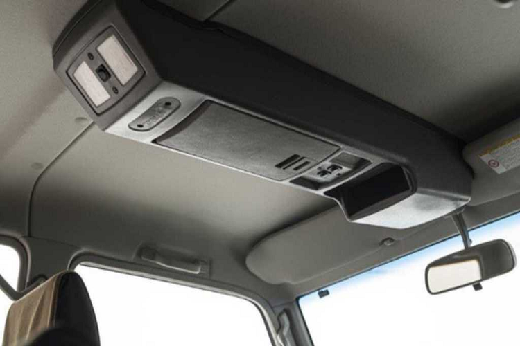 Bên trong cabin, tiện nghi mới nhất được Toyota bổ sung cho Namib so với các phiên bản Land Cruiser 70 khác đó là hộp đựng găng tay thông với hệ thống điều hoà, giúp làm mát những chai nước để ở trong. Bên cạnh đó chiếc xe còn có thêm một hộp đựng đồ mới ở trên nóc xe với đèn LED soi. Để có thể đáp ứng được nhu cầu sử dụng của khách hàng ngày nay, Land Cruiser Namib cũng được trang bị sẵn hệ thống giải trí với màn hình cảm ứng và kết nối Bluetooth.