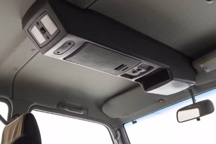 Bên trong cabin, tiện nghi mới nhất được Toyota bổ sung cho Namib so với các phiên bản Land Cruiser 70 khác đó là hộp đựng găng tay thông với hệ thống điều hoà, giúp làm mát những chai nước để ở trong. Bên cạnh đó chiếc xe còn có thêm một hộp đựng đồ mới ở trên nóc xe với đèn LED soi. Để có thể đáp ứng được nhu cầu sử dụng của khách hàng ngày nay, Land Cruiser Namib cũng được trang bị sẵn hệ thống giải trí với màn hình cảm ứng và kết nối Bluetooth.