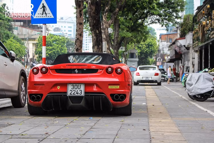 Chiếc xe này được đưa về Việt Nam từ khá lâu. Trước đây, ta thường thấy sự xuất hiện của chiếc xe này trong những buổi họp mặt của giới chơi siêu xe tại Hà Nội. Tuy nhiên không lâu sau, chiếc xe dường như “biến mất” trước khi tái xuất trên những con phố thủ đô vào thời gian gần đây.