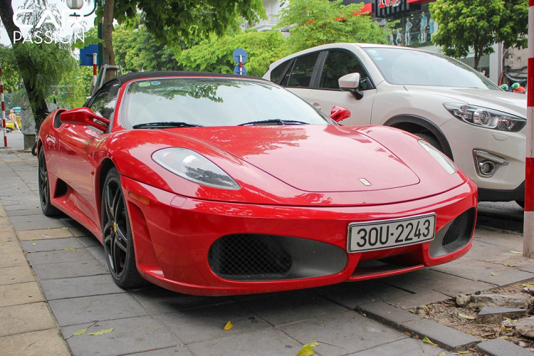 Vào thời điểm "hot" khi mới về Việt Nam, giá xe Ferrari F430 Spider lên đến hơn 10 tỷ đồng. Tuy nhiên sau một thời gian bị các "đàn em" khác như Ferrari 458 Italia và hiện tại là 488 GTB thay thế, nó đã hạ nhiệt và có mức giá chỉ khoảng hơn 4 tỷ đồng (tuỳ vào từng phiên bản).