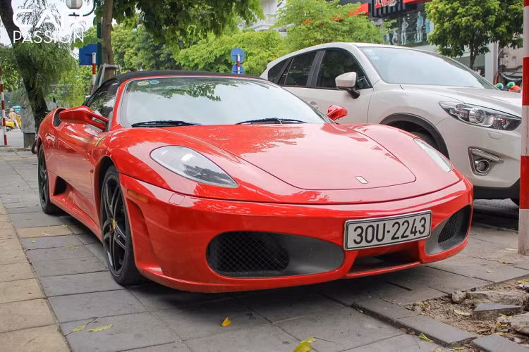 Vào thời điểm "hot" khi mới về Việt Nam, giá xe Ferrari F430 Spider lên đến hơn 10 tỷ đồng. Tuy nhiên sau một thời gian bị các "đàn em" khác như Ferrari 458 Italia và hiện tại là 488 GTB thay thế, nó đã hạ nhiệt và có mức giá chỉ khoảng hơn 4 tỷ đồng (tuỳ vào từng phiên bản).