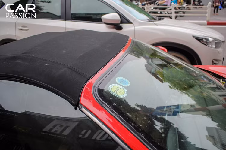 Chiếc xe là sự phối hợp của màu sơn đỏ Rosso Corsa cùng mui vải màu đen với bộ mâm màu đen bóng, cùm phanh đỏ tone sur tone với màu xe. Đa phần những chi tiết trên chiếc xe này đều được chủ nhân gìn giữ một cách nguyên bản.