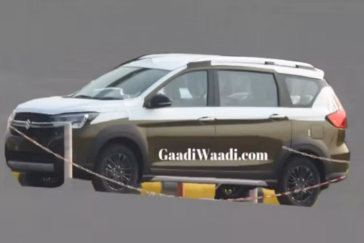 Theo dự kiến, Suzuki XL6 sẽ được ra mắt ngày 21 tháng 8 sắp tới, mẫu crossover hoàn toàn mới của Suzuki về cơ bản được phát triển từ dòng Suzuki Ertiga thế hệ mới khi nó chia sẻ một phần thiết kế và tỷ lệ giống hệt với ‘’người anh em’’ Ertiga khi nhìn ngang xe và cụm đèn hậu.