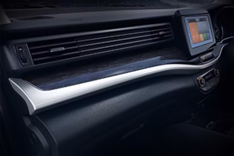 Để giúp ngoại hình của XL6 thêm thể thao và năng động hơn Ertiga, Suzuki đã trang bị cho XL6 bốn hốc bánh lớn tạo cảm giác mạnh mẽ và to lớn, trang bị ốp mạ chrome ở hông xe, cản trước trẻ trung đi cùng với ‘’dàn chân’’ lắp bộ mâm đa chấu.