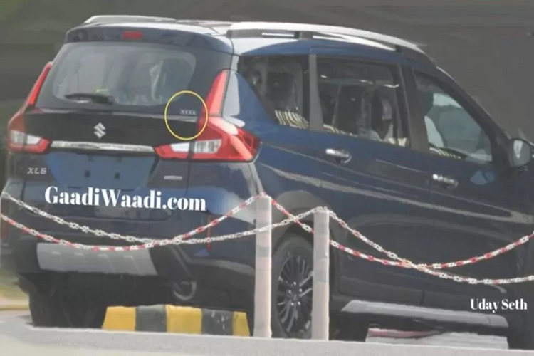 Về nội thất, bảng táp-lô đa tầng của XL6 mang thiết tương tự như "người anh em" Ertiga thế hệ mới. Tuy nhiên, không gian nội thất dự kiến sẽ tương tự, nếu không giống nhau.