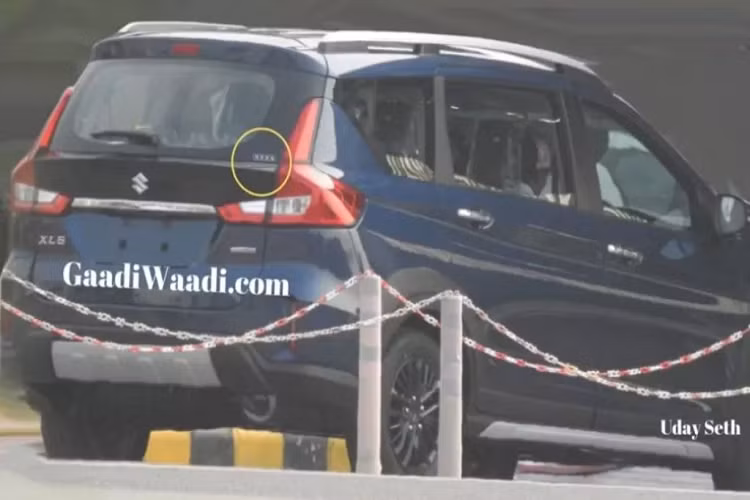 Về nội thất, bảng táp-lô đa tầng của XL6 mang thiết tương tự như "người anh em" Ertiga thế hệ mới. Tuy nhiên, không gian nội thất dự kiến sẽ tương tự, nếu không giống nhau.